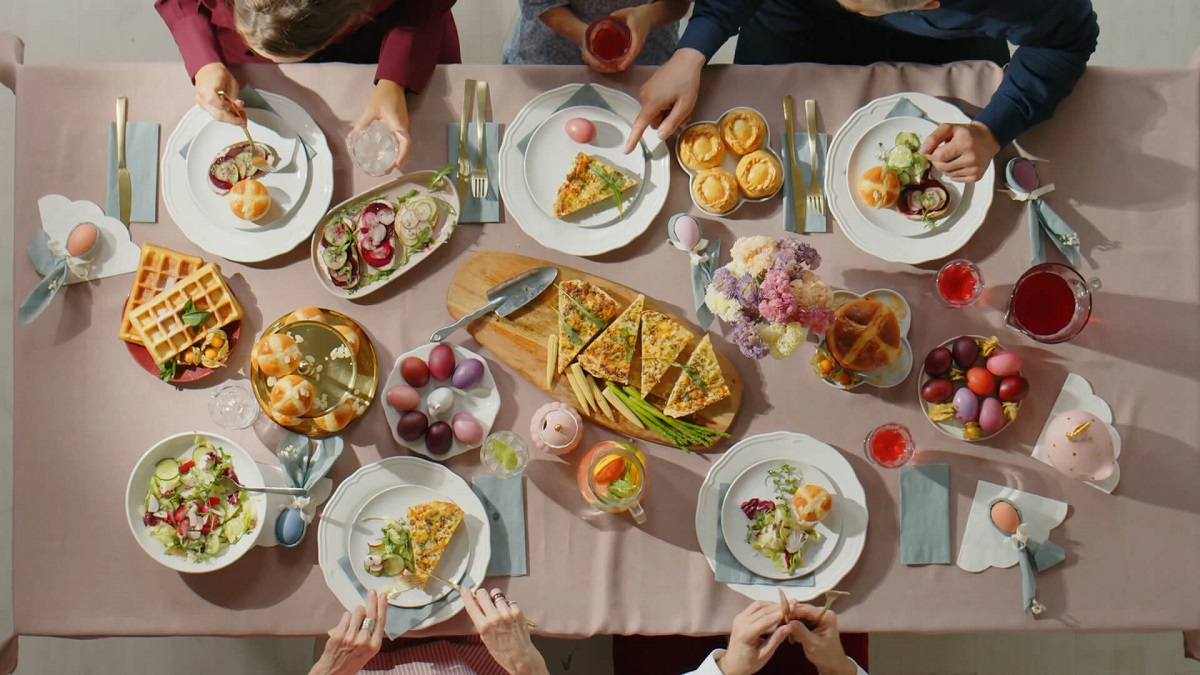 The whole family is having pizza for dinner