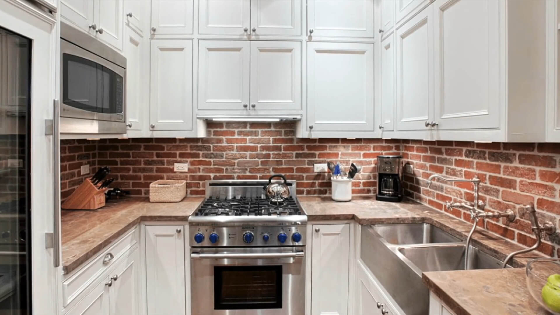 Red brick for a kitchen backsplash