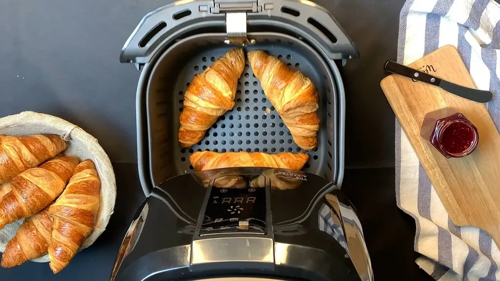 Reheating 3 croissants in an air fryer