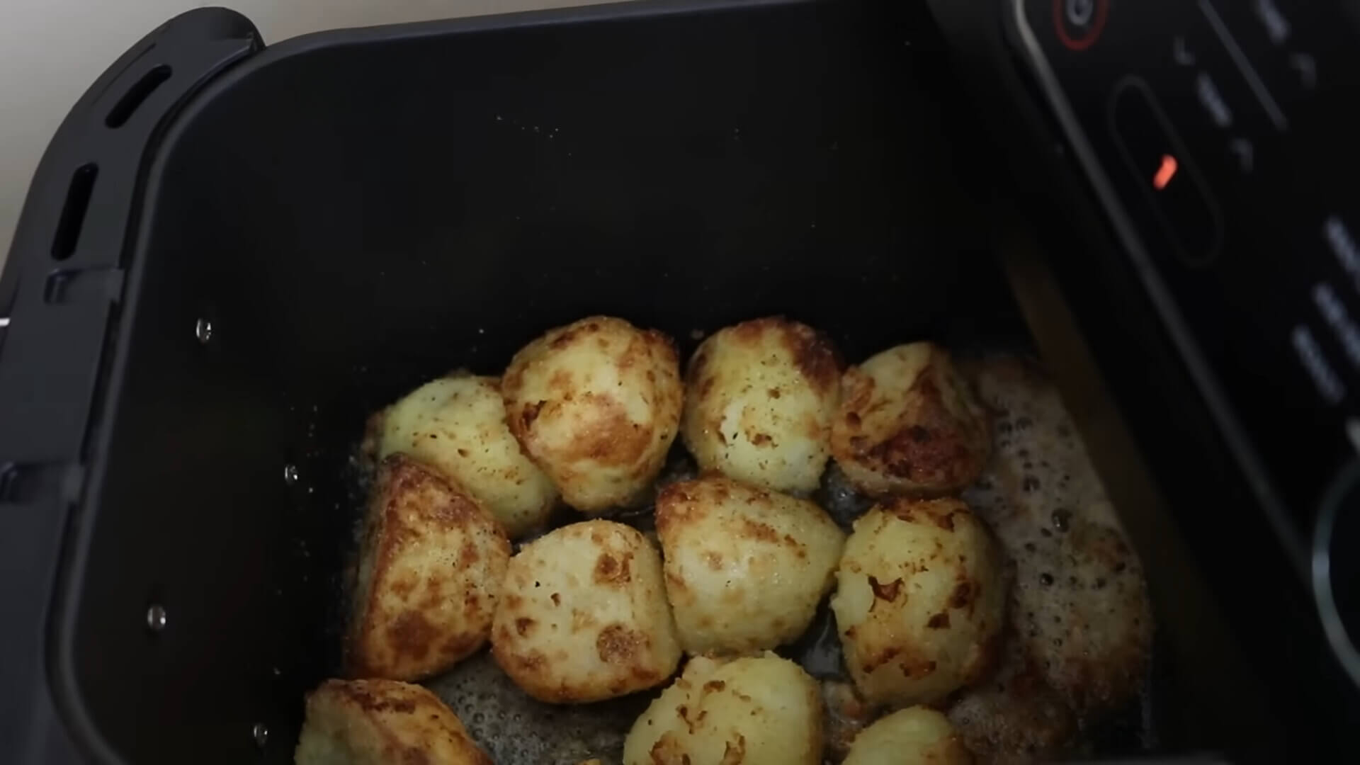 Reheating roast potatoes in an air fryer