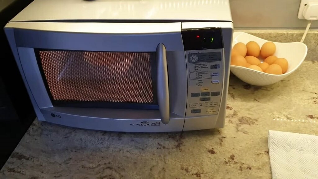 Reheating eggs in the microwave