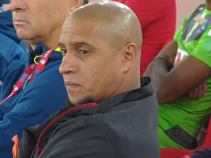 Roberto Carlos as the coach on the bench of Delhi Dynamos