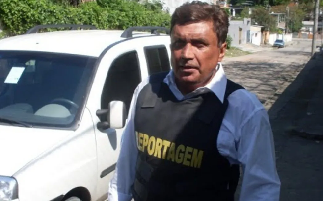 Journalist Sergio Frias preparing to become a hostage.