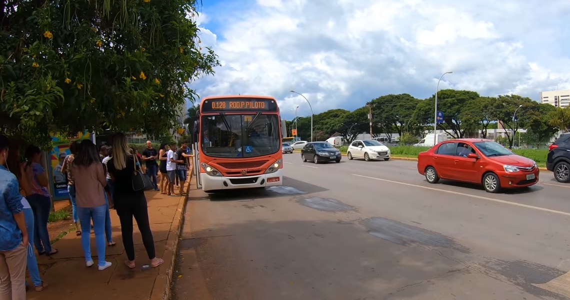 Public transport connecting neighborhoods with accessible and frequent routes